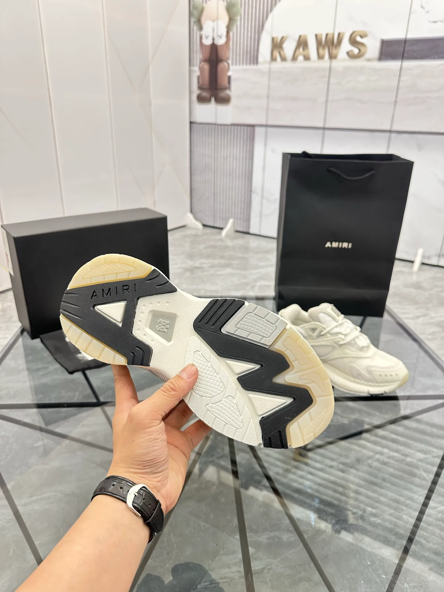 Men's shoes: 💰P720¥ Guangzhou top quality Product trademark: AMIRI* "Amir*" low-top casual shoes Regular size: 39-44 (can be customized to 45) Product materials: upper imported first-layer cowhide stitching original material, breathable lining, original outsole. Number: 525